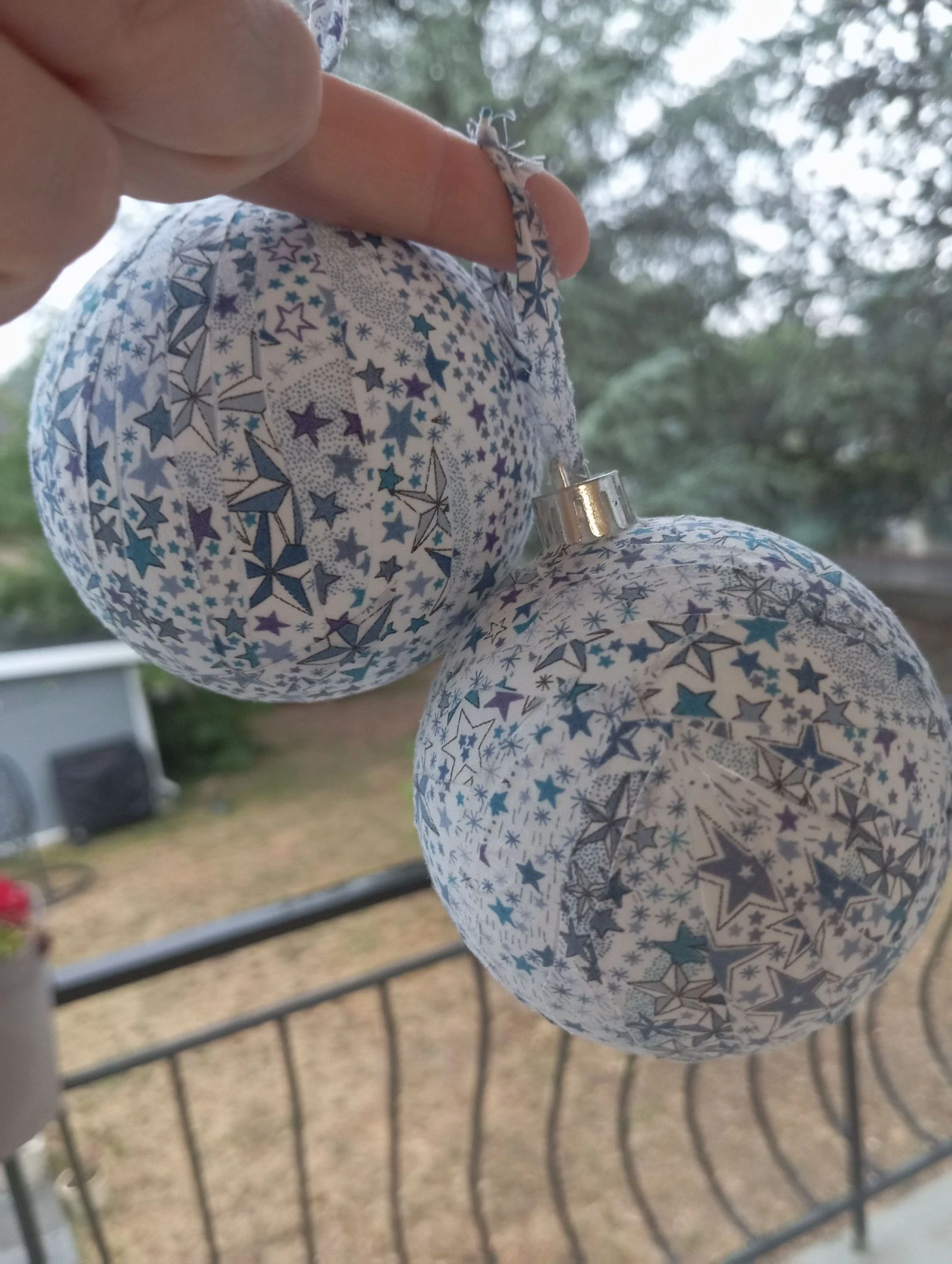 Deux grosses boules de Noël liberty 